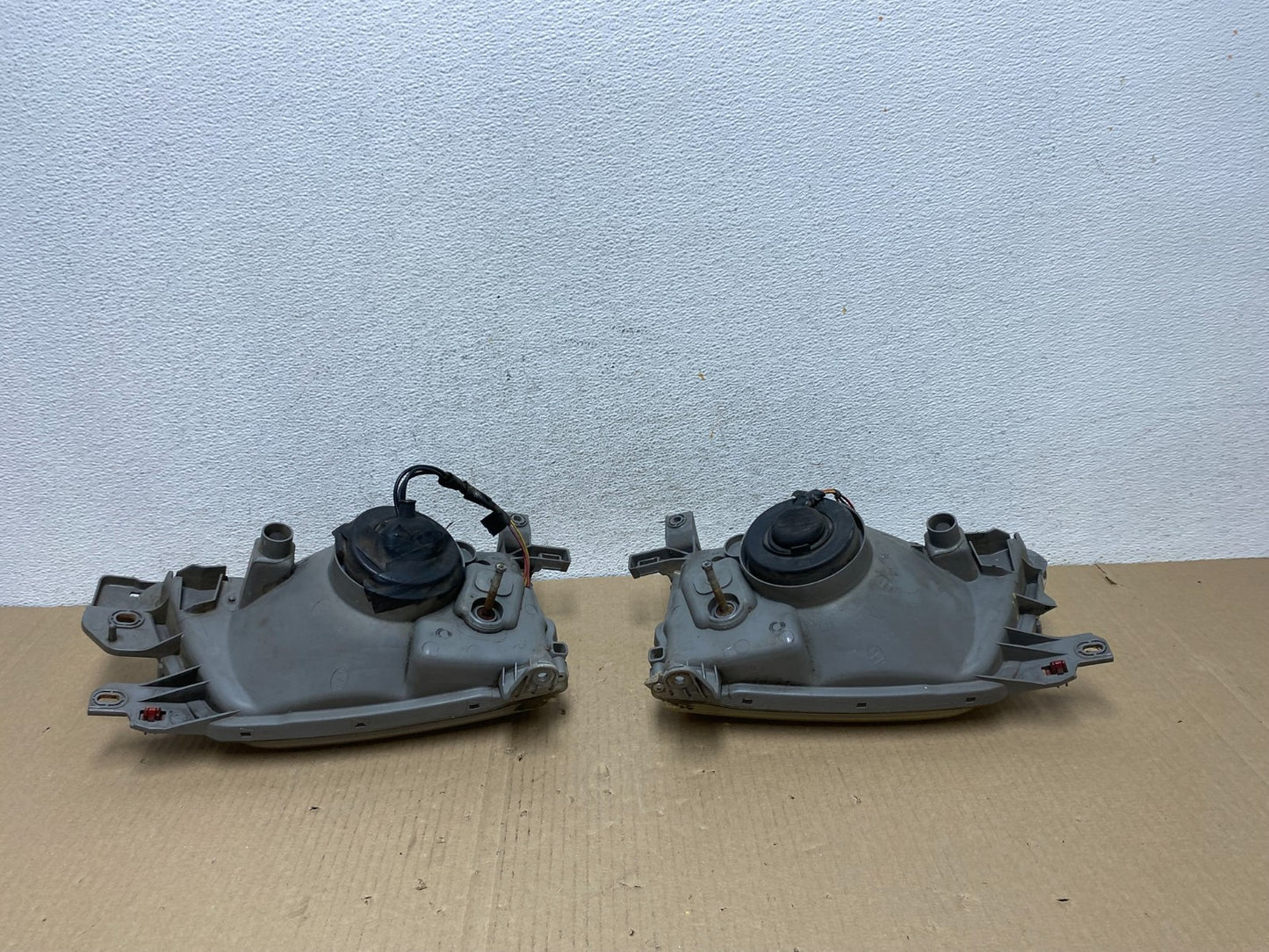2001 to 2002 Subaru Forester Left+Right Halogen Headlights AE9488 DW8