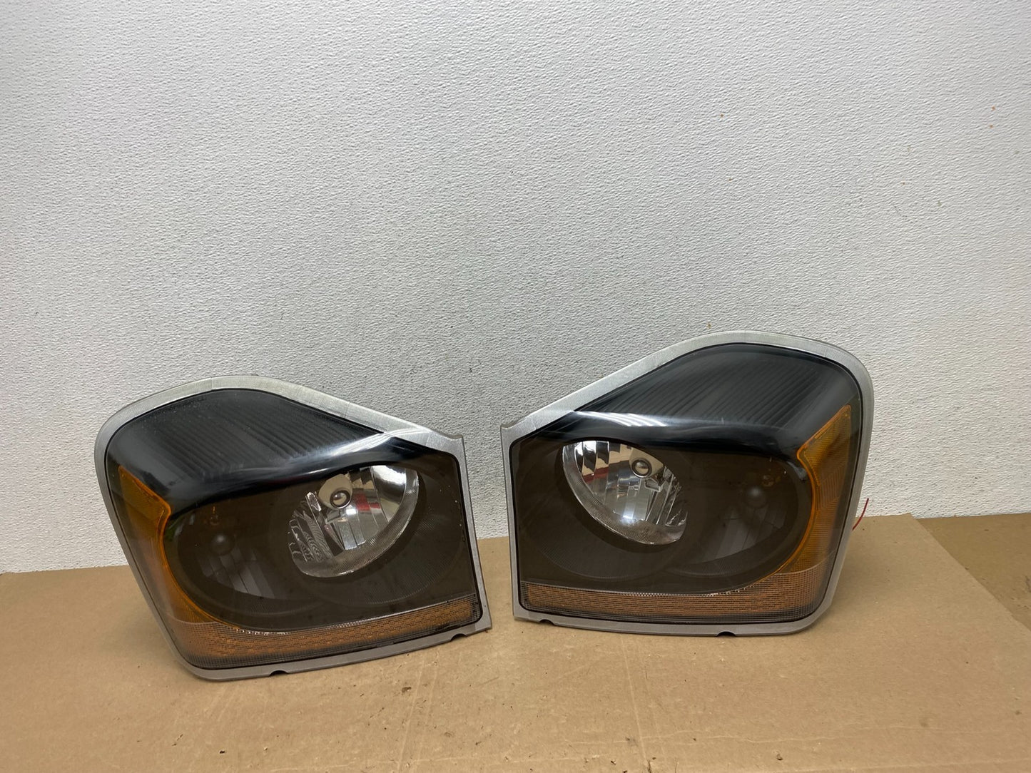 2004 - 2005 Dodge Durango Left+Right Side Headlights AE5074 DW0