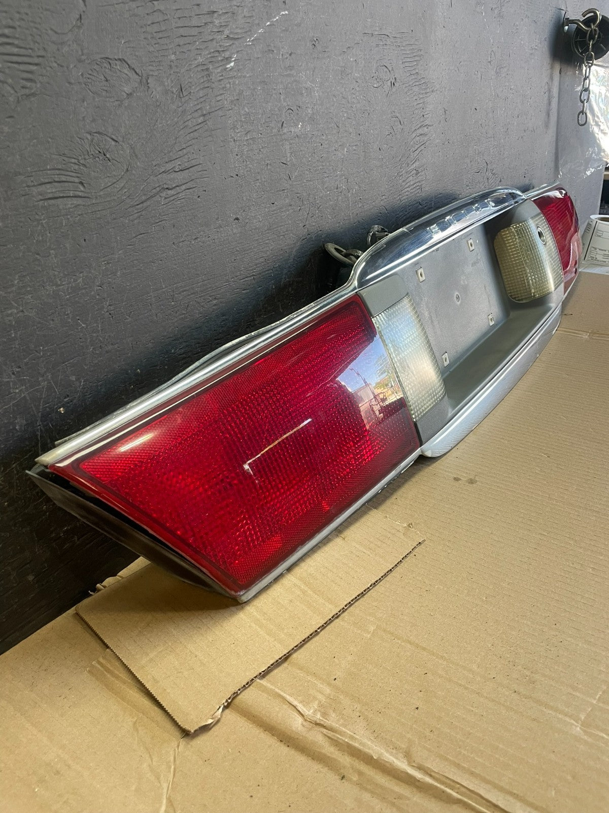 2000 to 2005 Buick Lesabre Trunk Rear Center Tail Light Panel AE3502 DG2