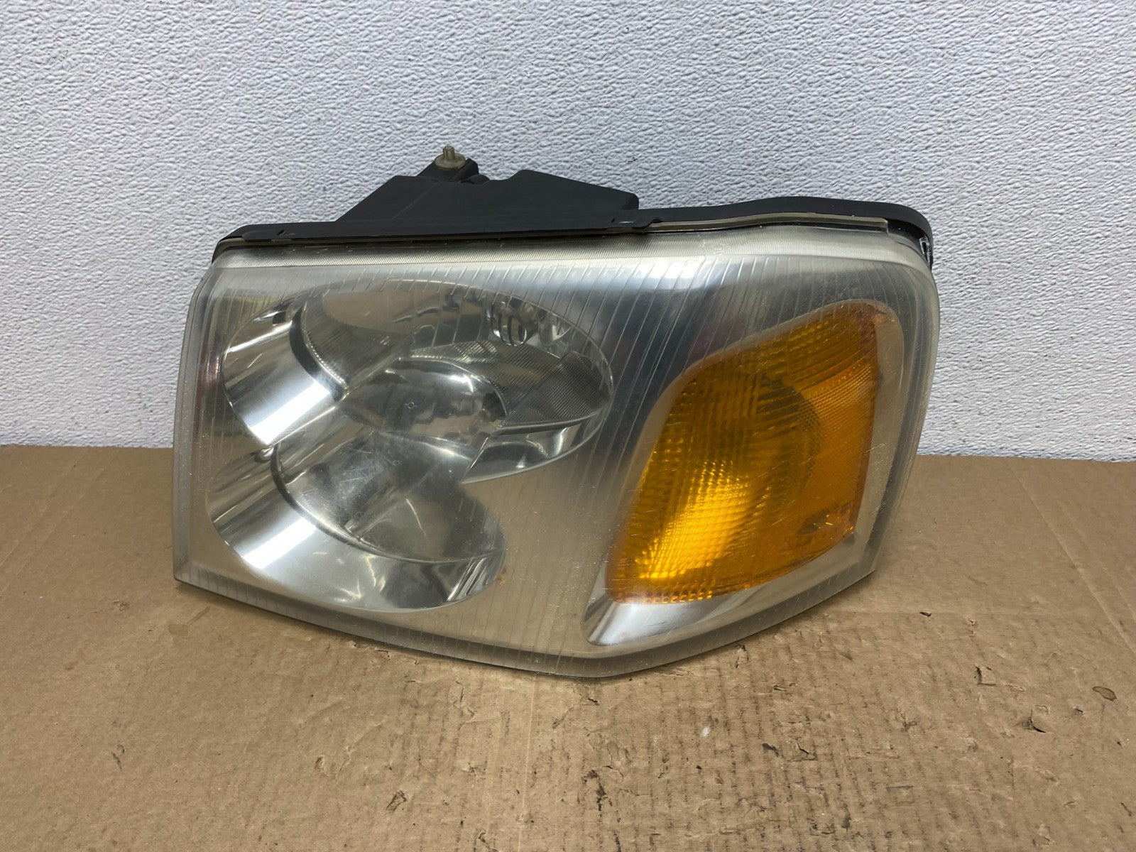 2002 to 2009 Gmc Envoy Left Driver Lh Side Headlight Halogen Oem AC3880 DW0