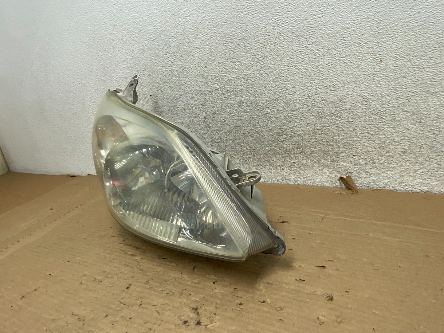 2003 to 2008 Toyota Matrix Right Passenger RH Side Halogen Headlight AG8300 DW2