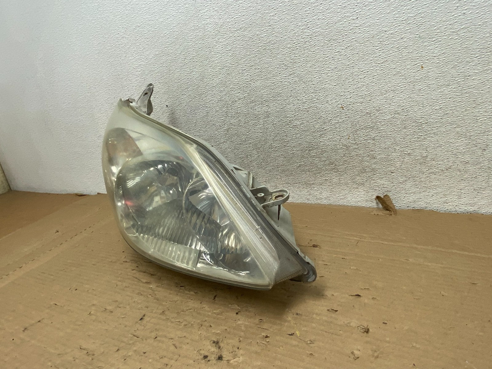 2003 to 2008 Toyota Matrix Right Passenger RH Side Halogen Headlight AG8300 DW2