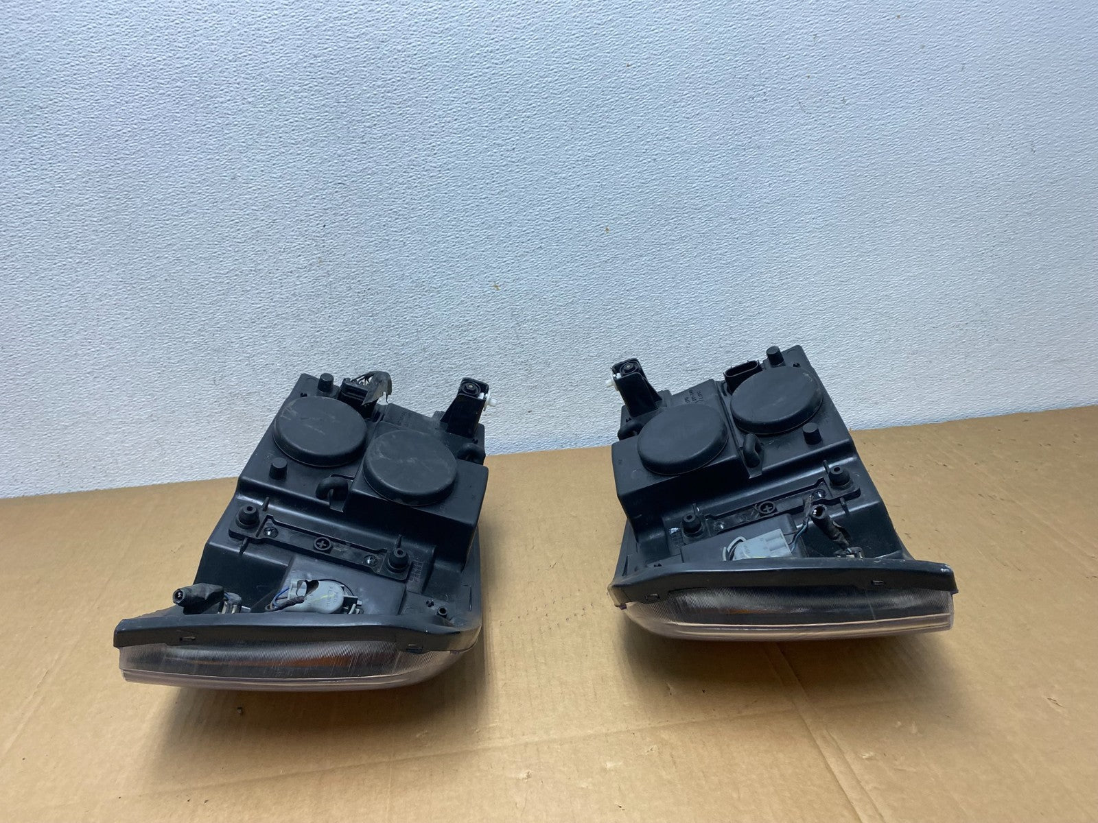 2002 to 2009 Gmc Envoy Left+Right Set Black Headlights Halogen AD0730 DW8