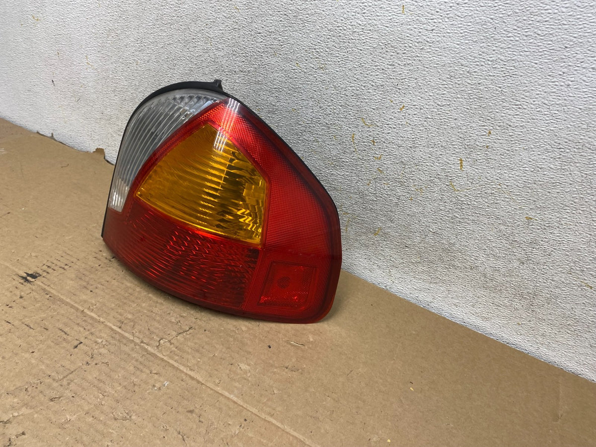 2001 2002 2003 2004 Hyundai Santa Fe Right Passenger Rh Tail Light AH8124 DW2