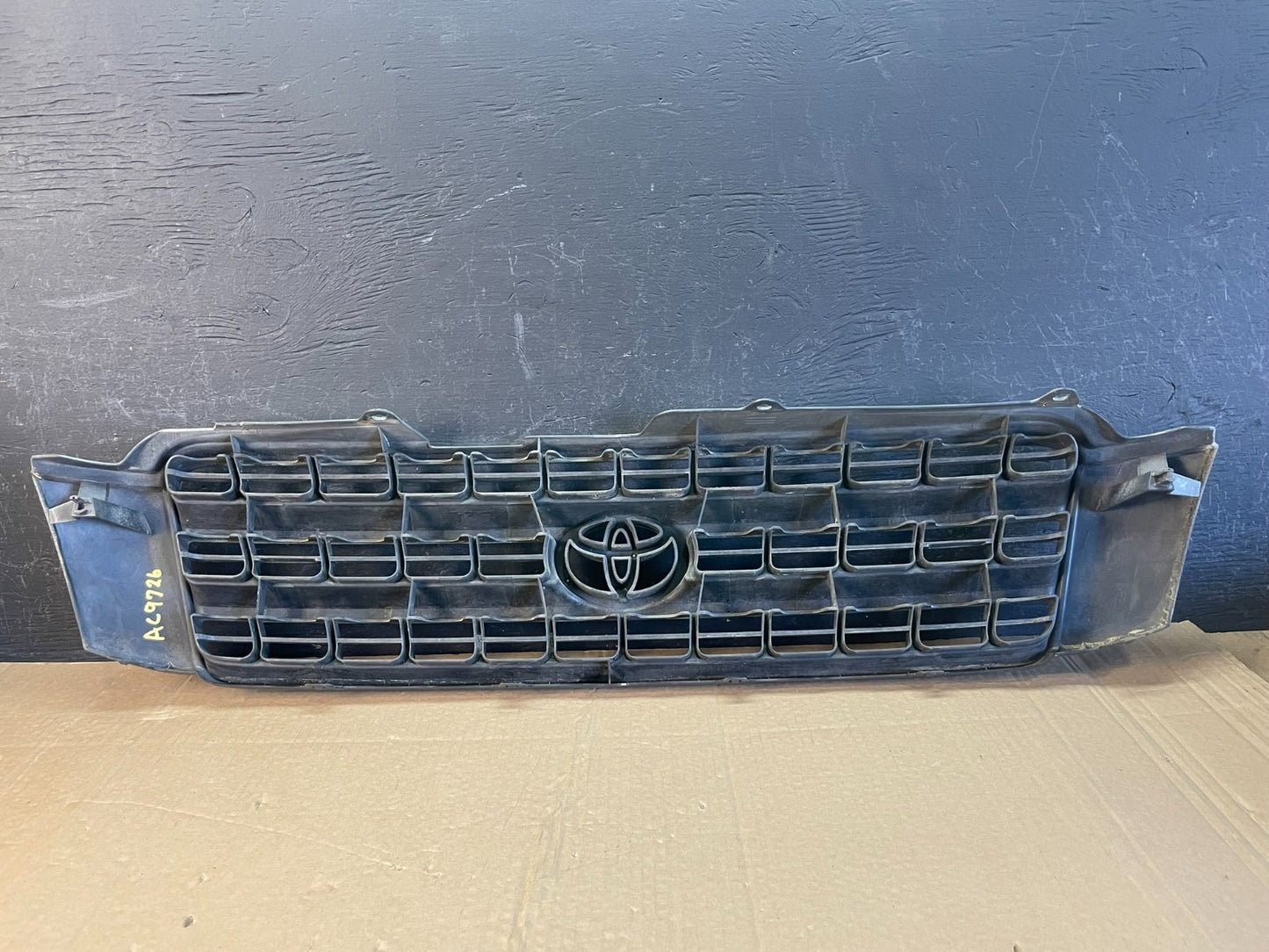 2001 - 2003 Toyota Highlander Front Upper Grille Grill With Emblem AC9726 DW4