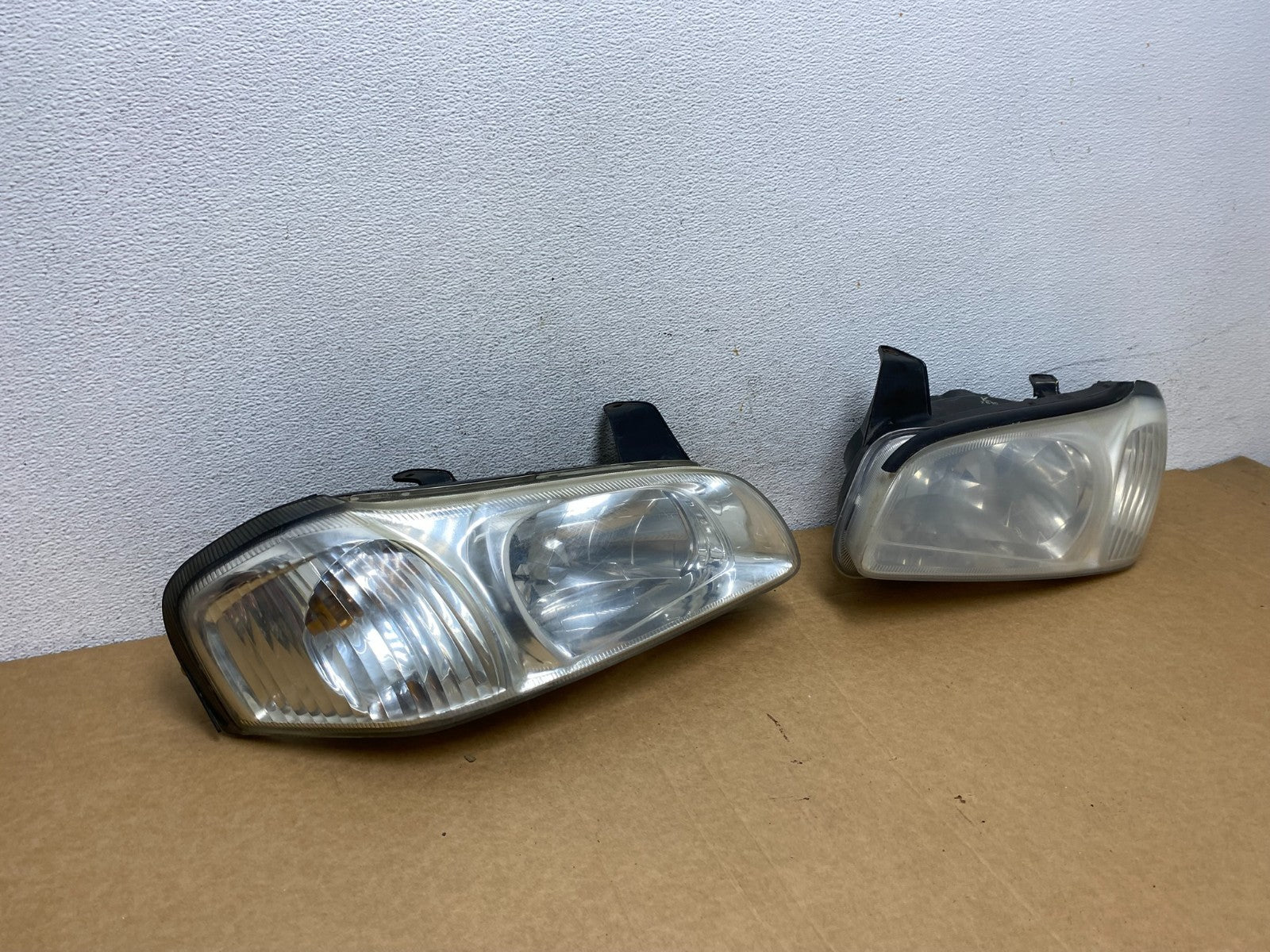 2000 to 2001 Nissan Maxima Left+Right Side Set Halogen Headlights AD5283 DW2