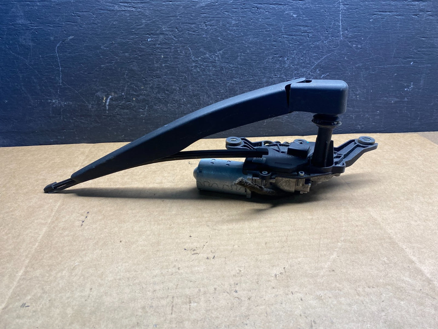 2020 to 2023 Ford Explorer Rear Windshield Wiper Motor ad7518 DG3