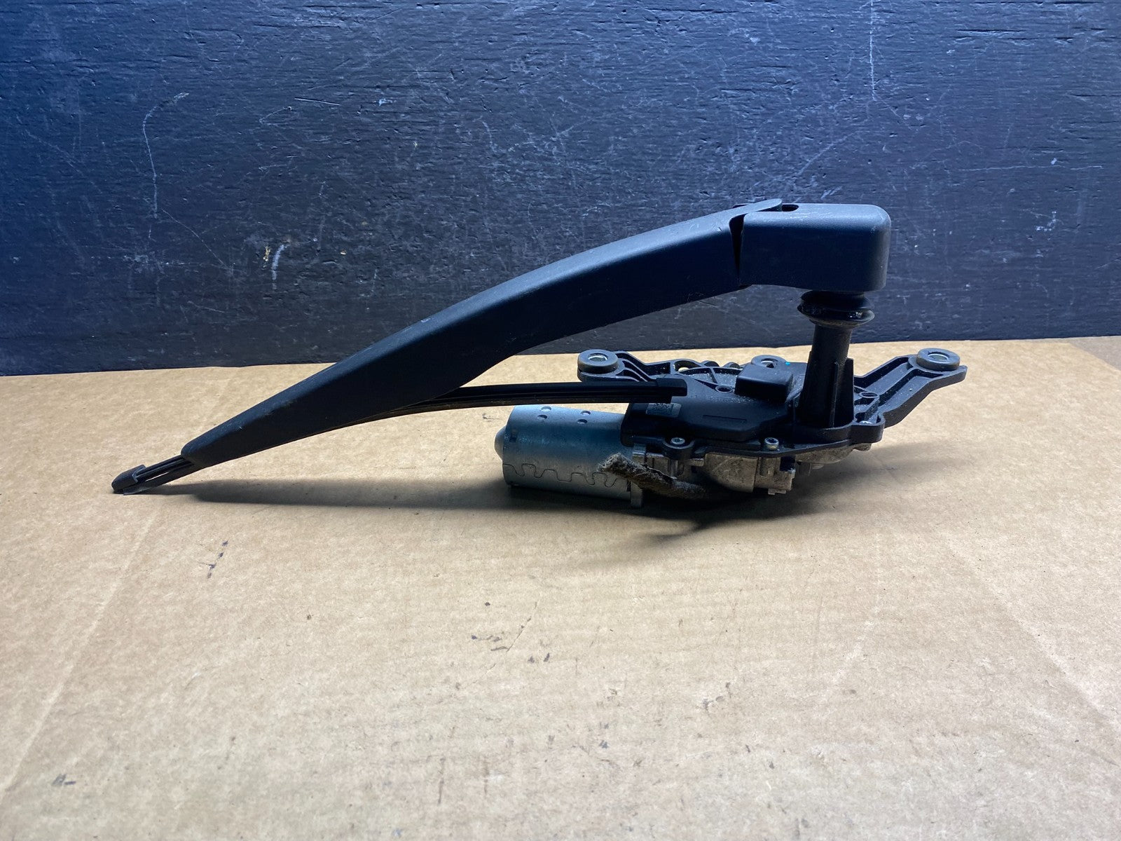 2020 to 2023 Ford Explorer Rear Windshield Wiper Motor ad7518 DG3