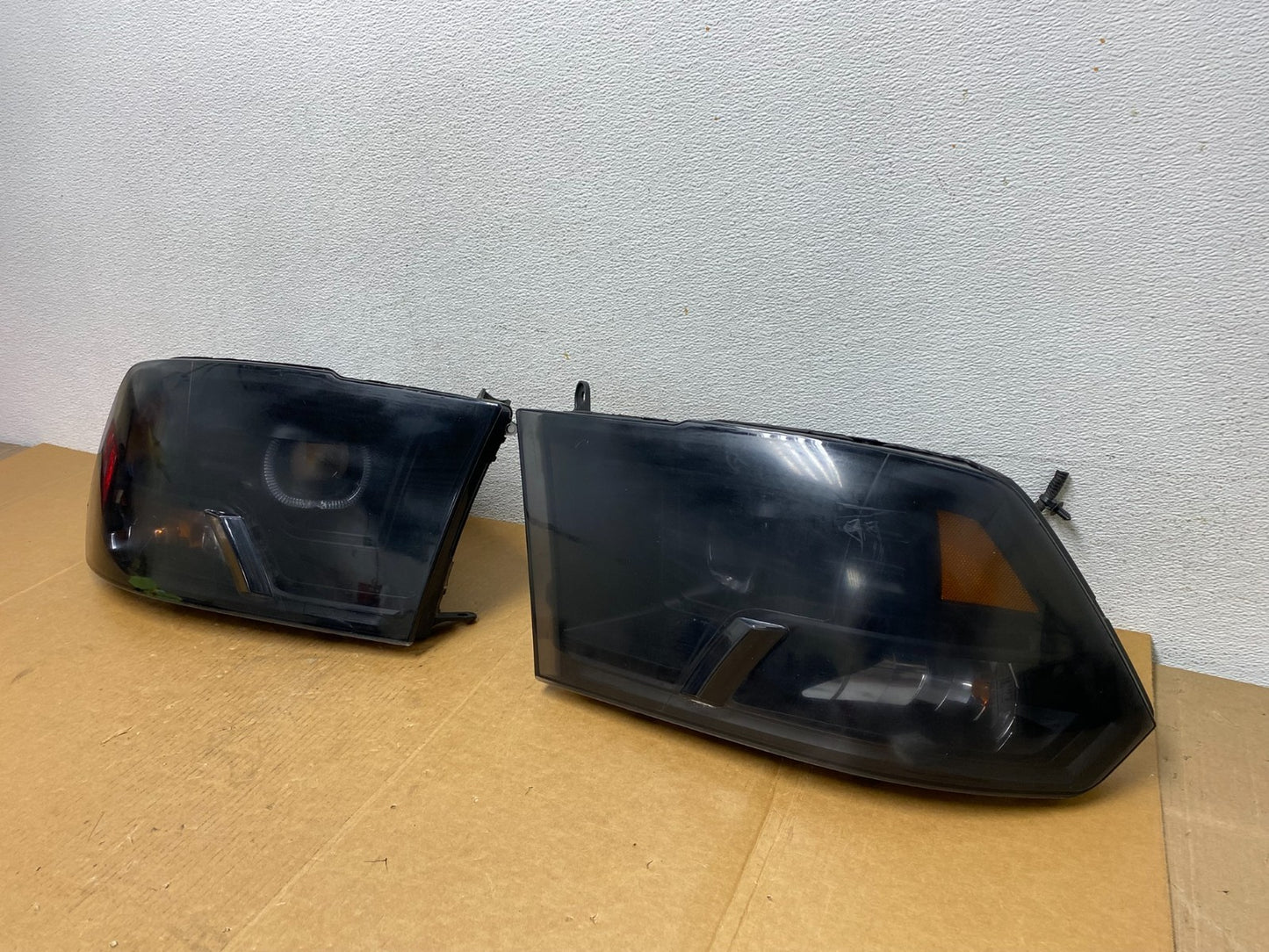 2009 to 2012 Ram 1500 2500 Left+Right Halogen Headlights ad9161 DG1