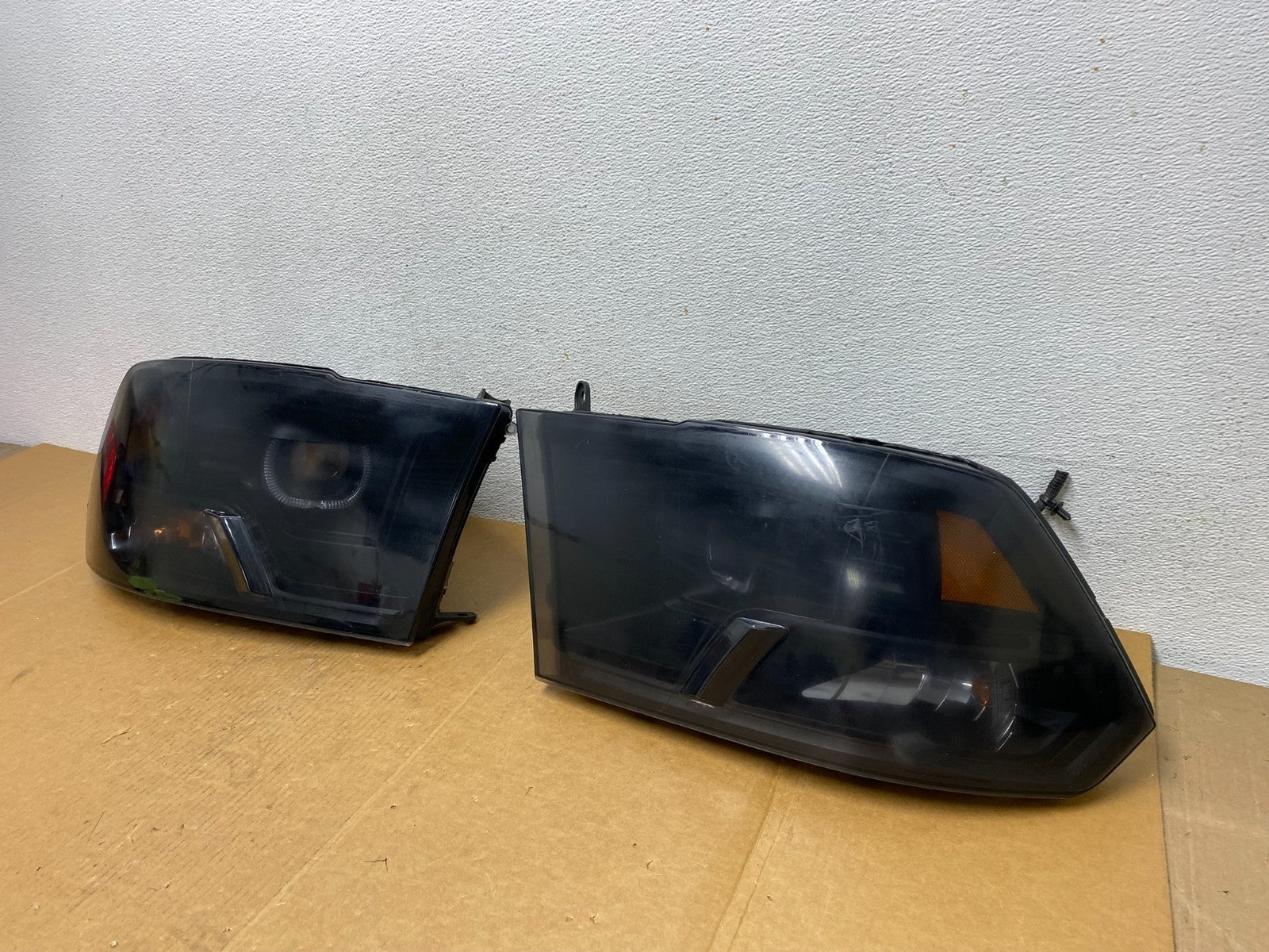2009 to 2012 Ram 1500 2500 Left+Right Halogen Headlights ad9161 DG1