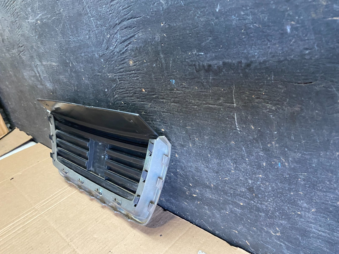 2004 2005 2006 Saturn Vue Front Upper Grille Grill Q0483 DG4