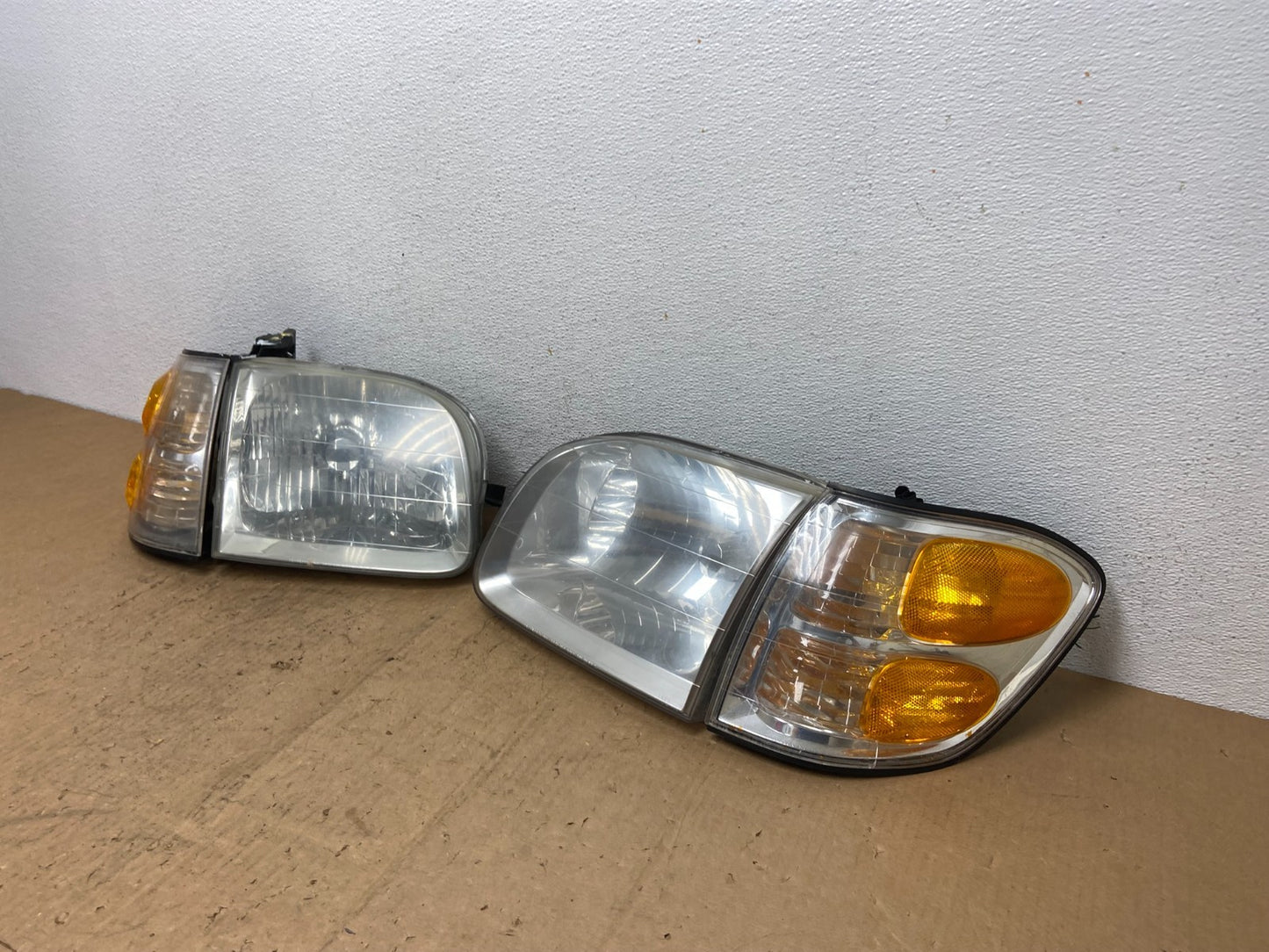 2001-2004 Toyota Sequoia Left+Right Side Halogen Headlights AD0461 DW1