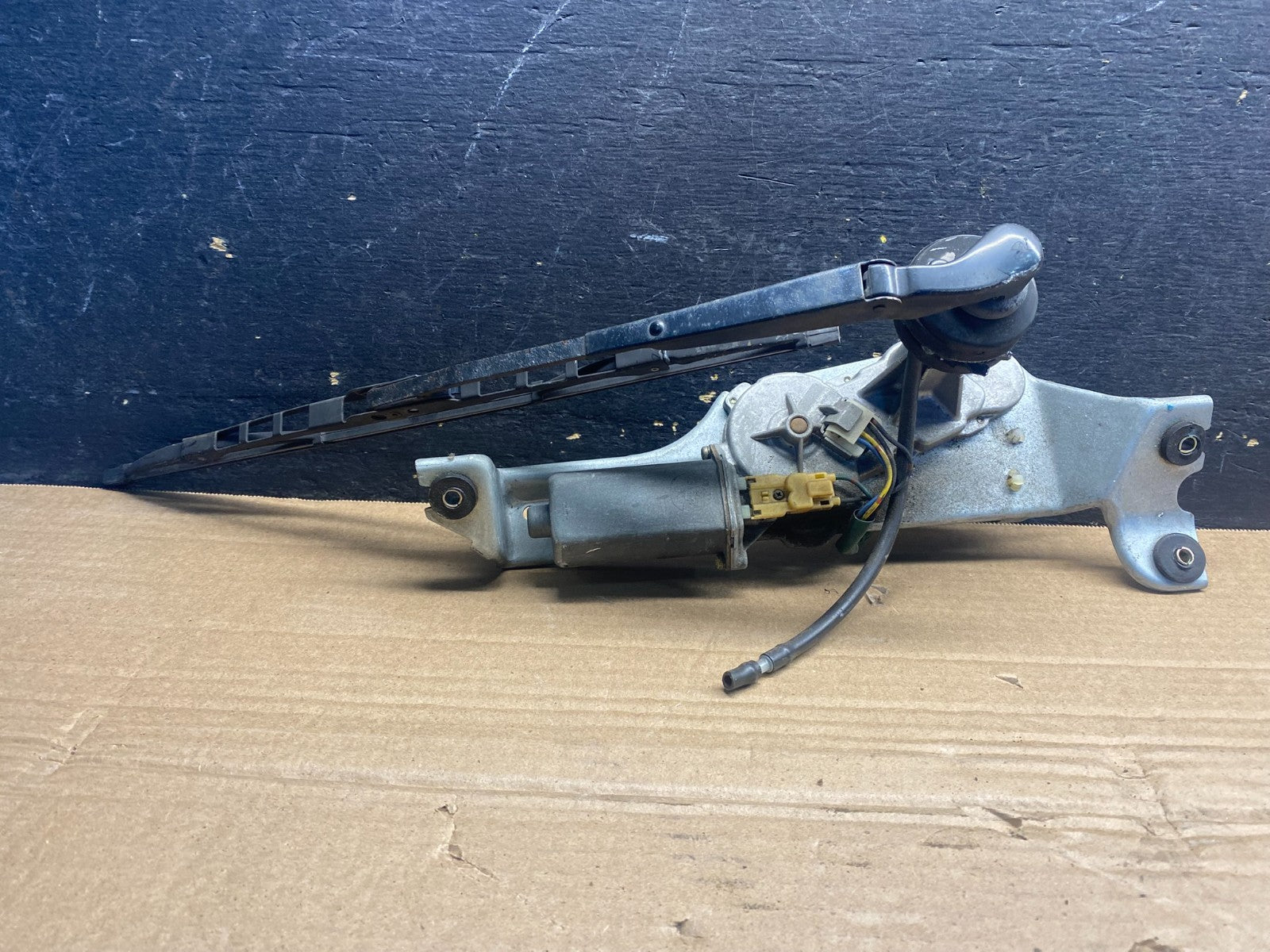 2000 to 2004 Subaru Outback Rear Windshield Washer Wiper Motor AA3119 DG0