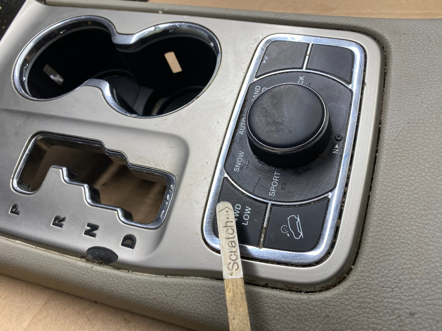 2011 to 2013 Jeep Grand Cherokee Center Console Shifter Cup Holder Z0057 DG2