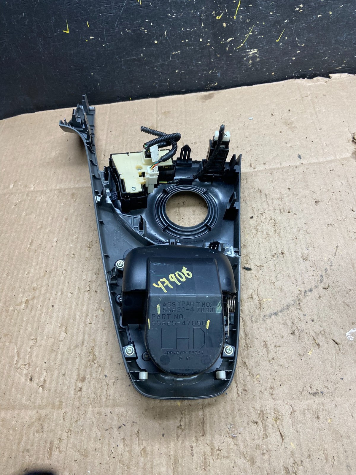 2010 to 2015 Toyota Prius 1.8L Gear Shifter Trim Panel Cover Bezel Y7908 G4