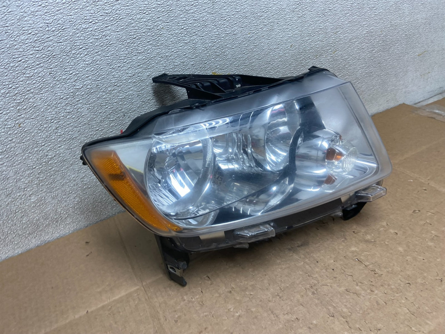 2011-2013 Jeep Grand Cherokee Right Passenger Halogen Headlight Y8814 DW2