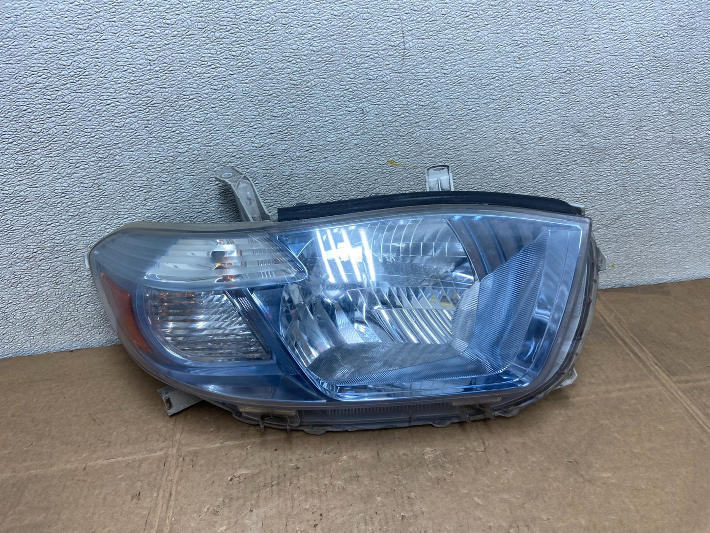 2008-2010 Toyota Highlander Hybrid Right Passenger Blue Headlight Y5636 DG0
