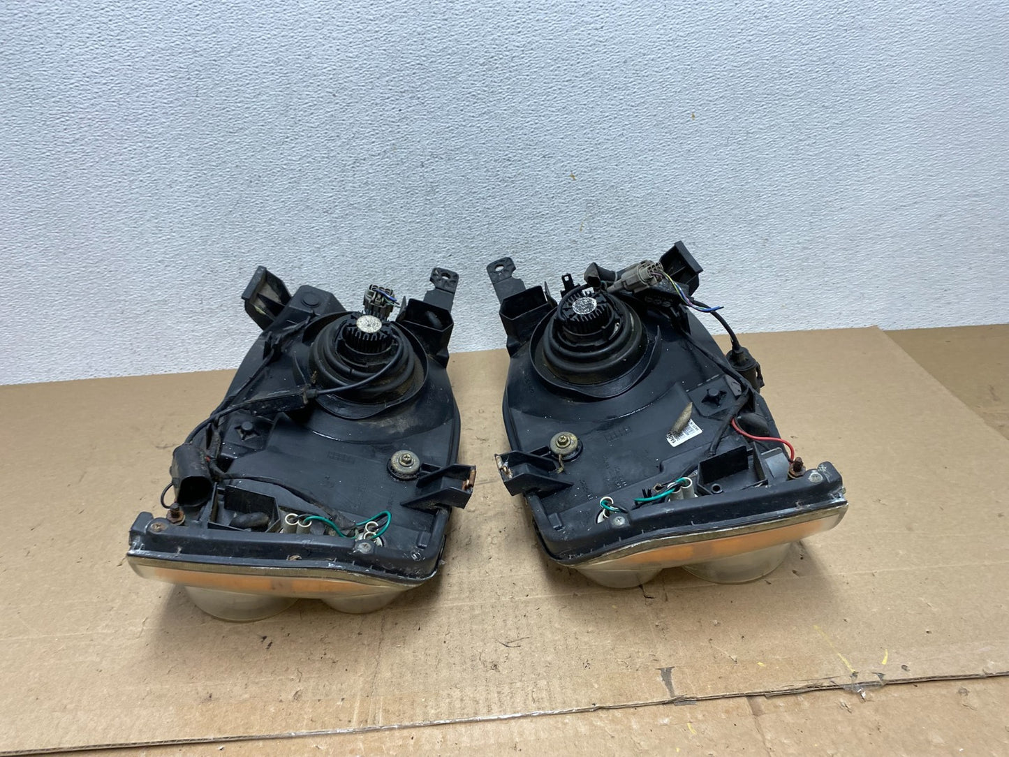 2001 to 2004 Nissan Frontier Left+Right Halogen Headlights AE6473 DW7