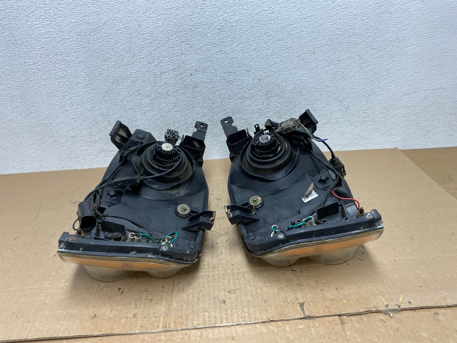 2001 to 2004 Nissan Frontier Left+Right Halogen Headlights AE6473 DW7