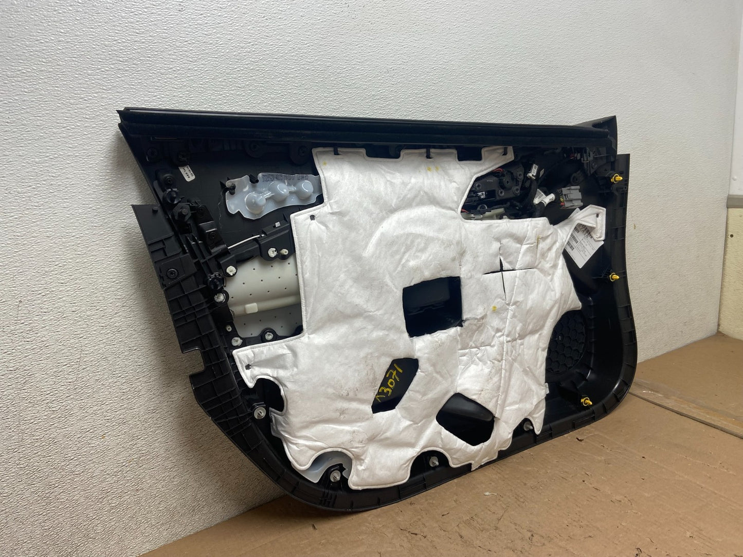 2016 to 2019 Chevrolet Volt Front Right Passenger Interior Door Panel r3071 DG8