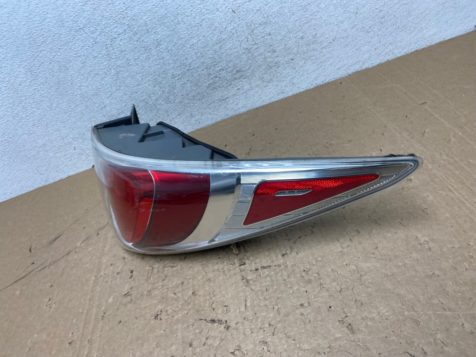 2011 - 2015 Hyundai Sonata Hybrid Right Passenger RH Tail Light AG1351 LK1