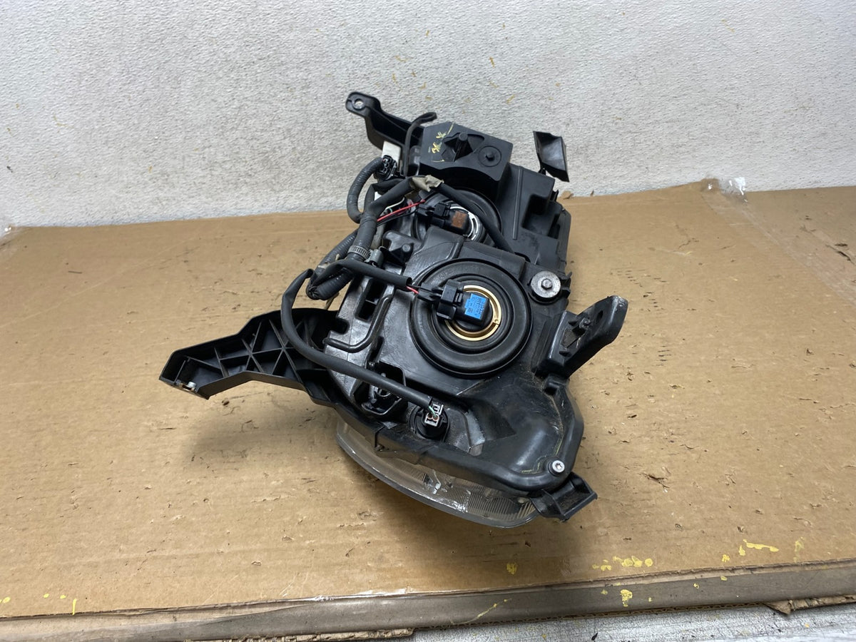 2017 - 2020 Nissan Pathfinder Right Passenger Side Headlight Halogen AH9210 DW8
