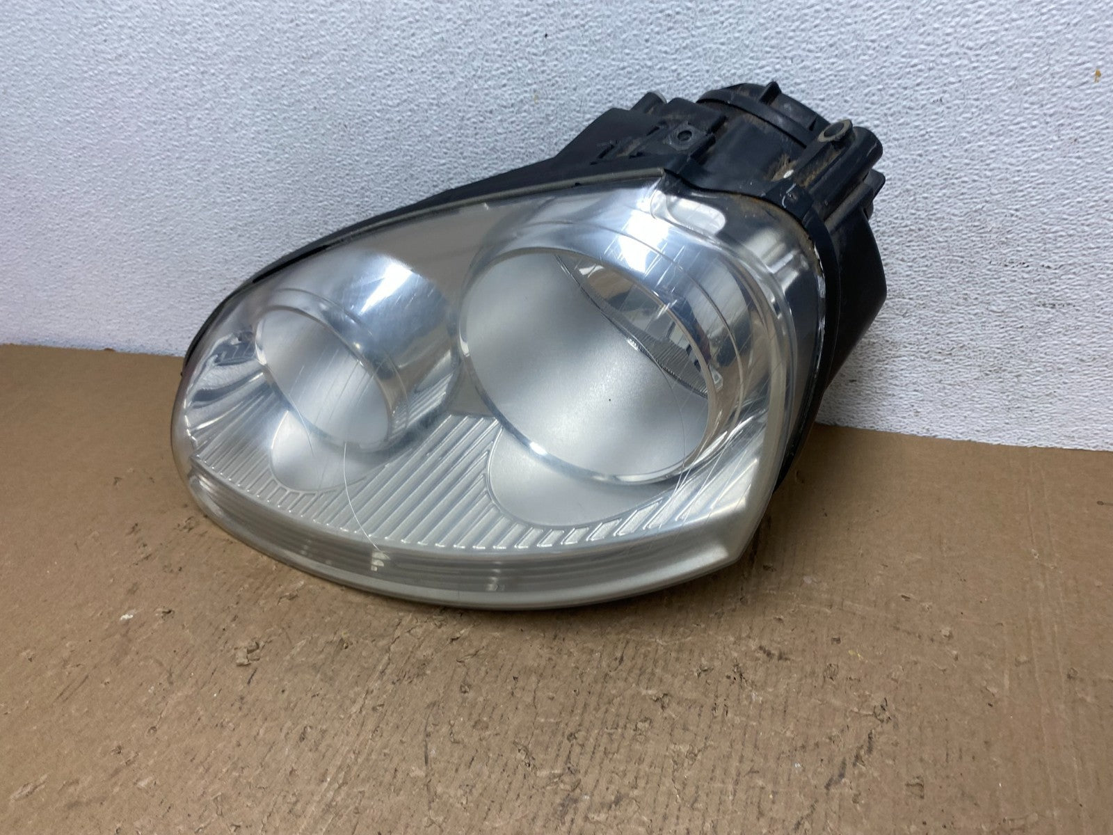 2005 to 2010 Volkswagen Jetta Left Driver LH Side Headlight Halogen AD8810 DW1