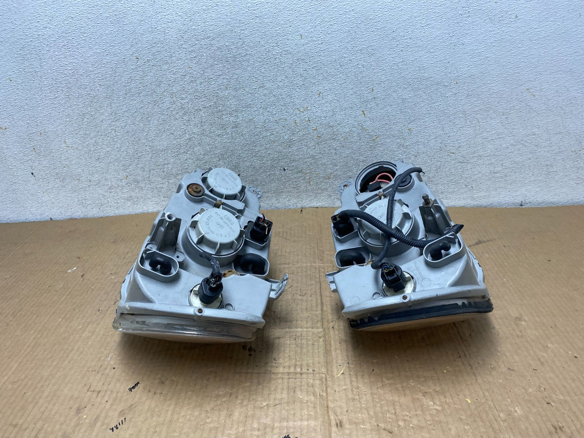 2002 to 2005 Kia Sedona Left+Right Side Headlights AI8165 DW10