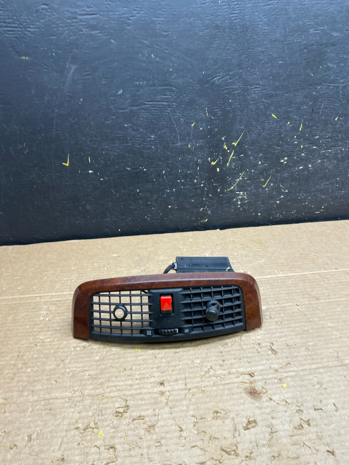 2004 to 2009 Cadillac SRX Front Center Dash A/C Air Vent w3031 DG0