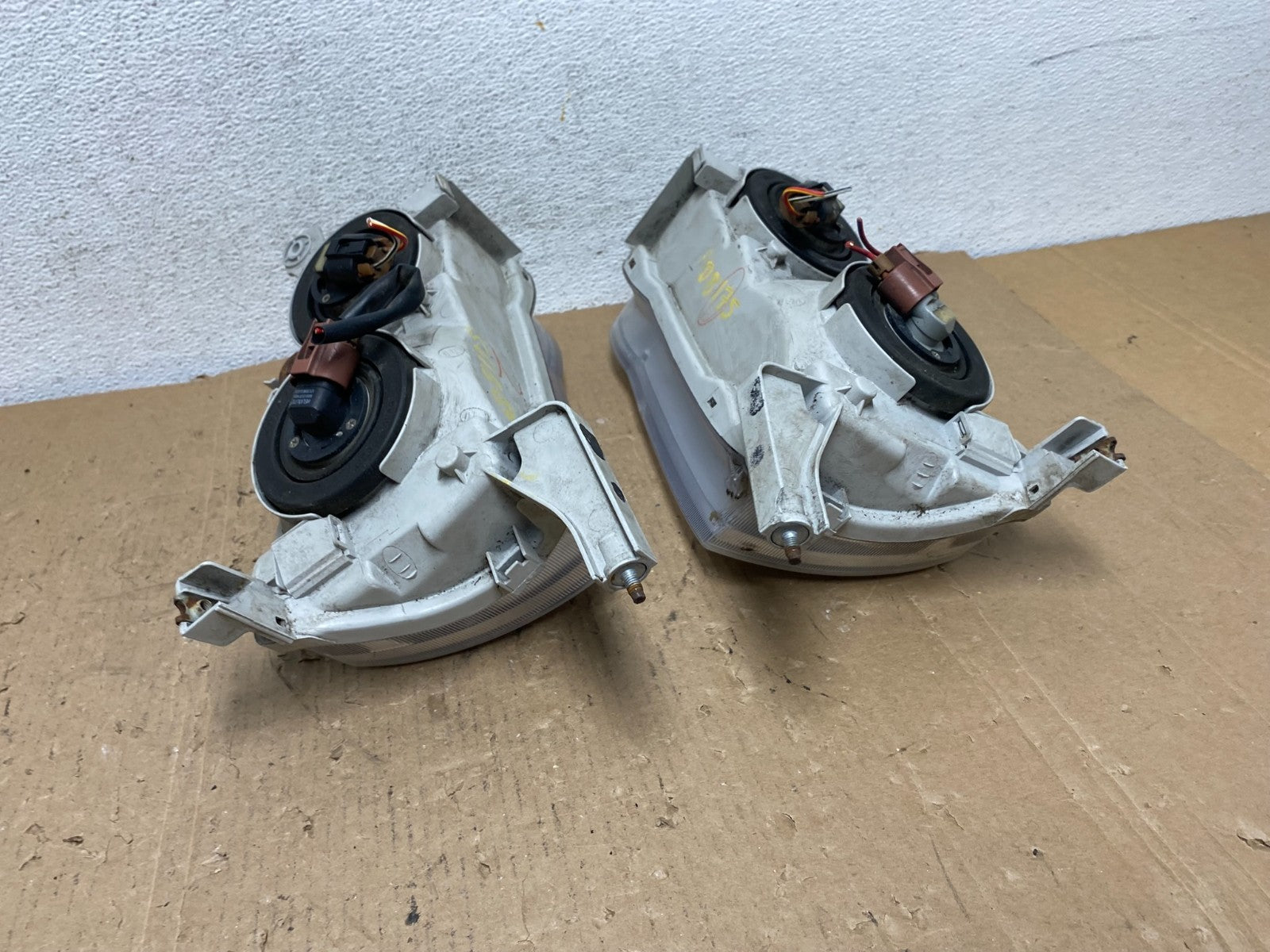 2001-2002 Toyota Corolla Left+Right Side Halogen Headlights AD8175 DW10