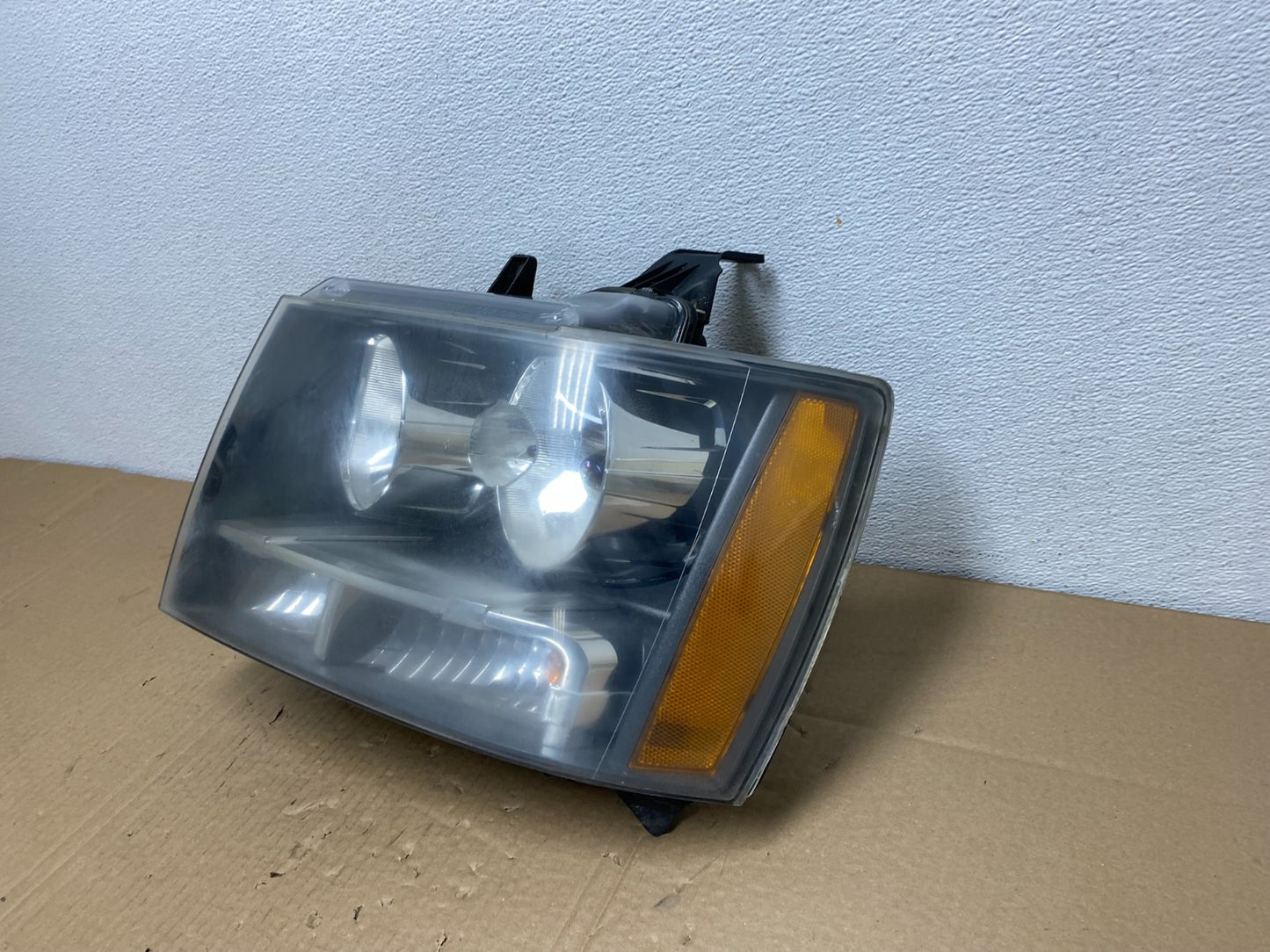 2007 to 2013 Chevrolet Suburban Tahoe Left Driver LH Headlight Oem AC3812 DW1