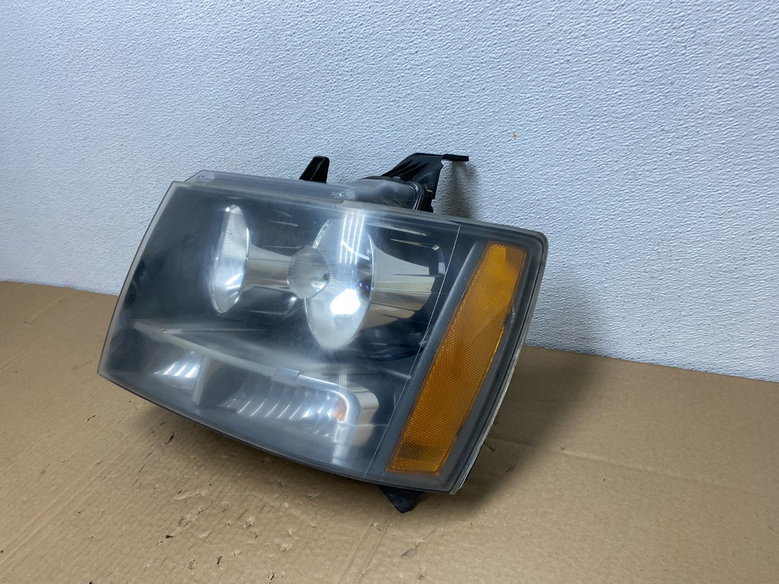 2007 to 2013 Chevrolet Suburban Tahoe Left Driver LH Headlight Oem AC3812 DW1