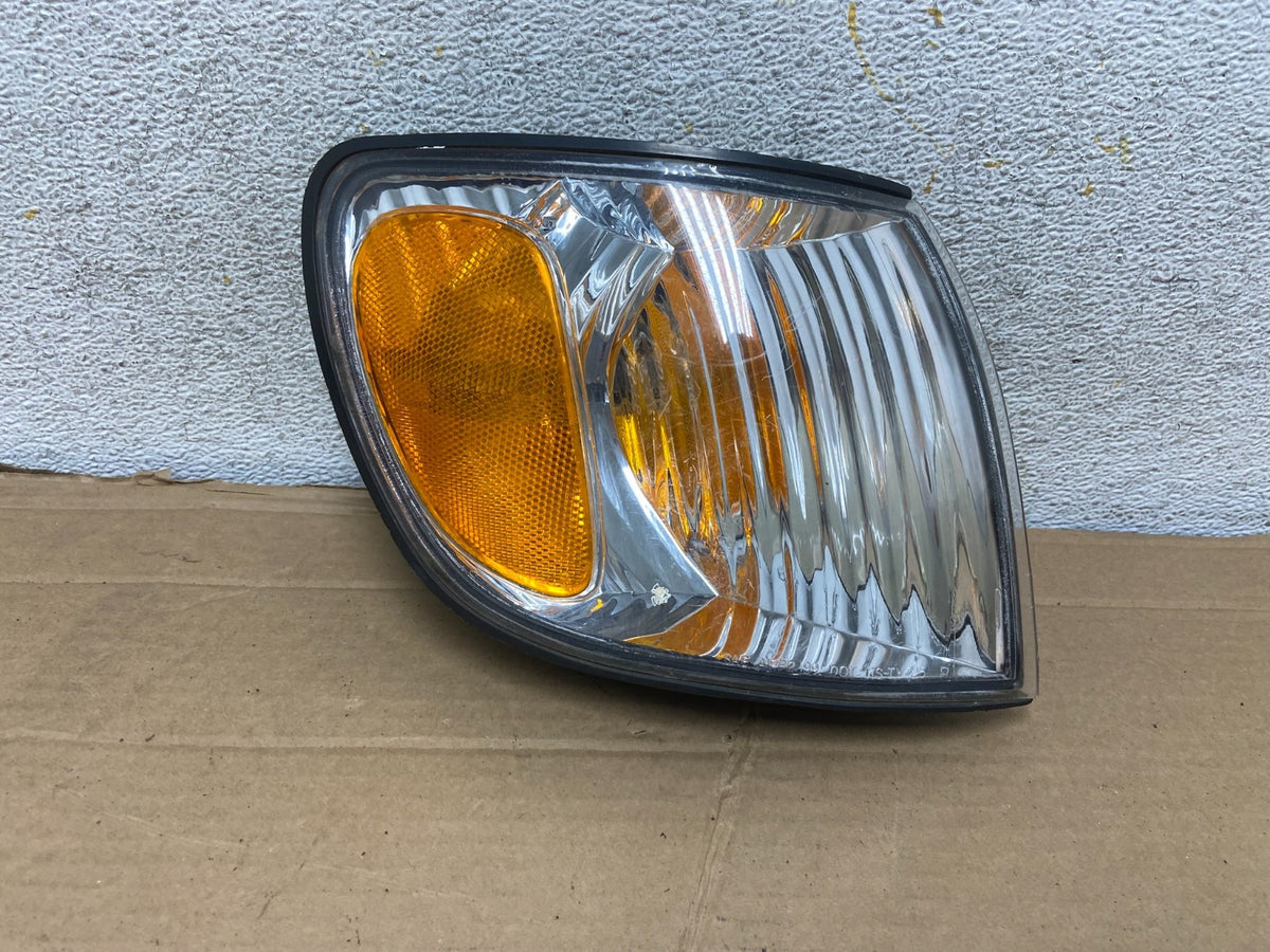 2001 to 2003 Toyota Sienna Turn Signal Right Passenger RH Lamp AH2179 DW0