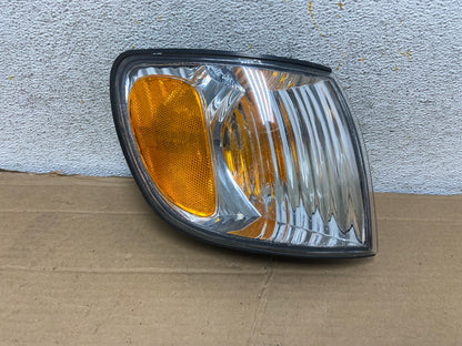 2001 to 2003 Toyota Sienna Turn Signal Right Passenger RH Lamp AH2179 DW0