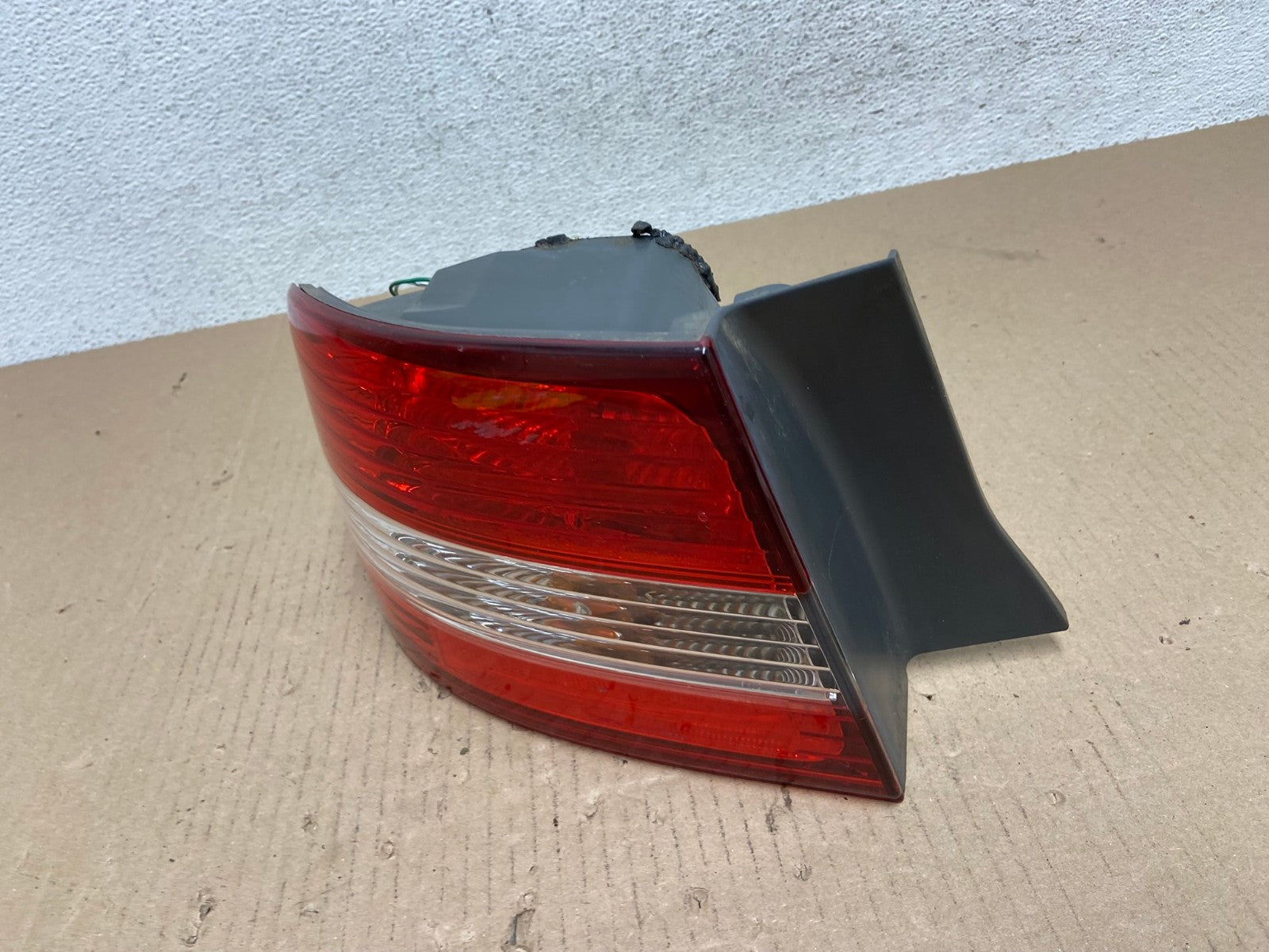 2000 2001 Lexus ES300 Outer Left Driver Lh Side Tail Light AE7248 LK1