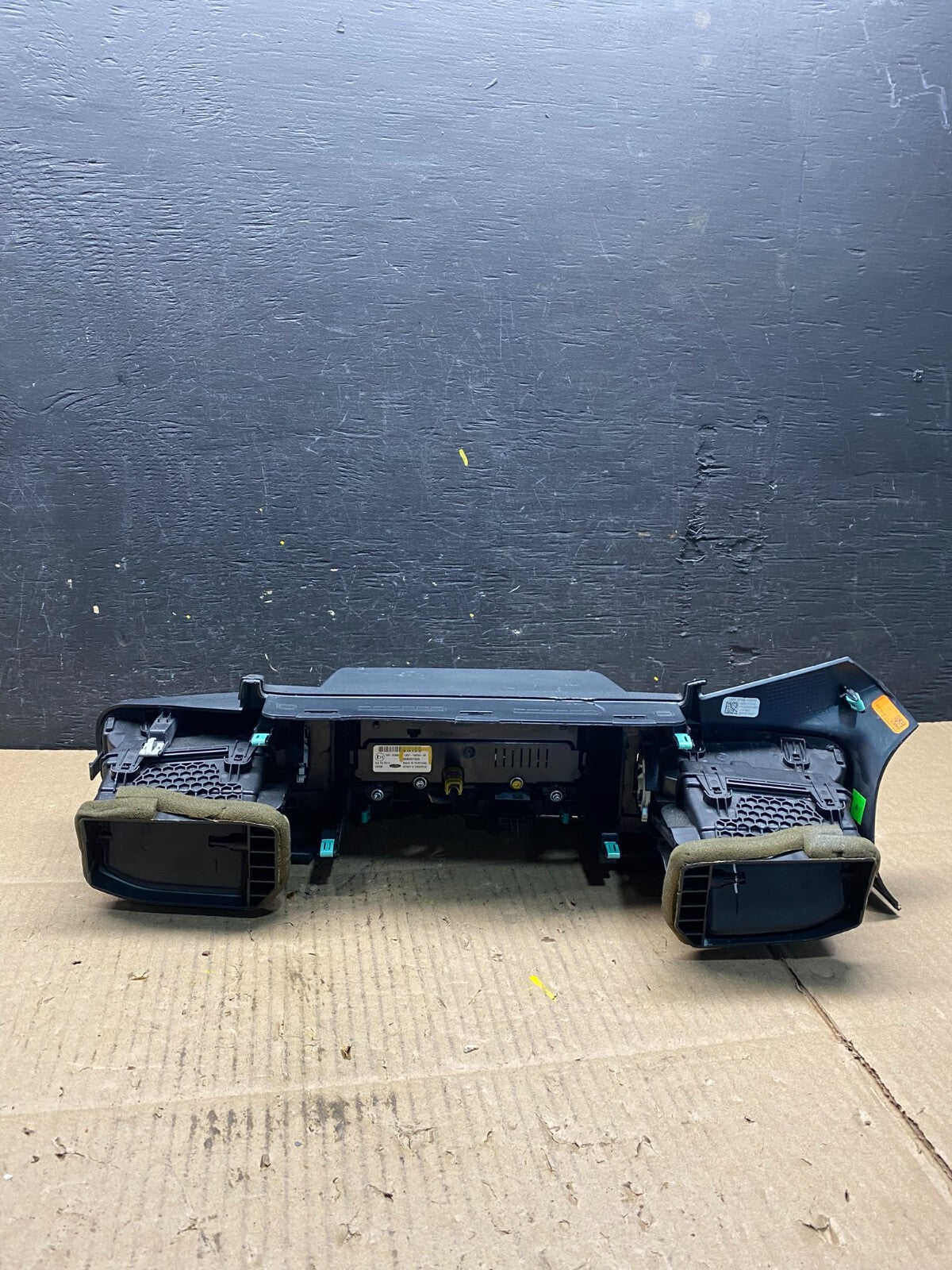 2020 to 2023 Ford Explorer Console Radio Display Screen Air Vents L6800 PS4