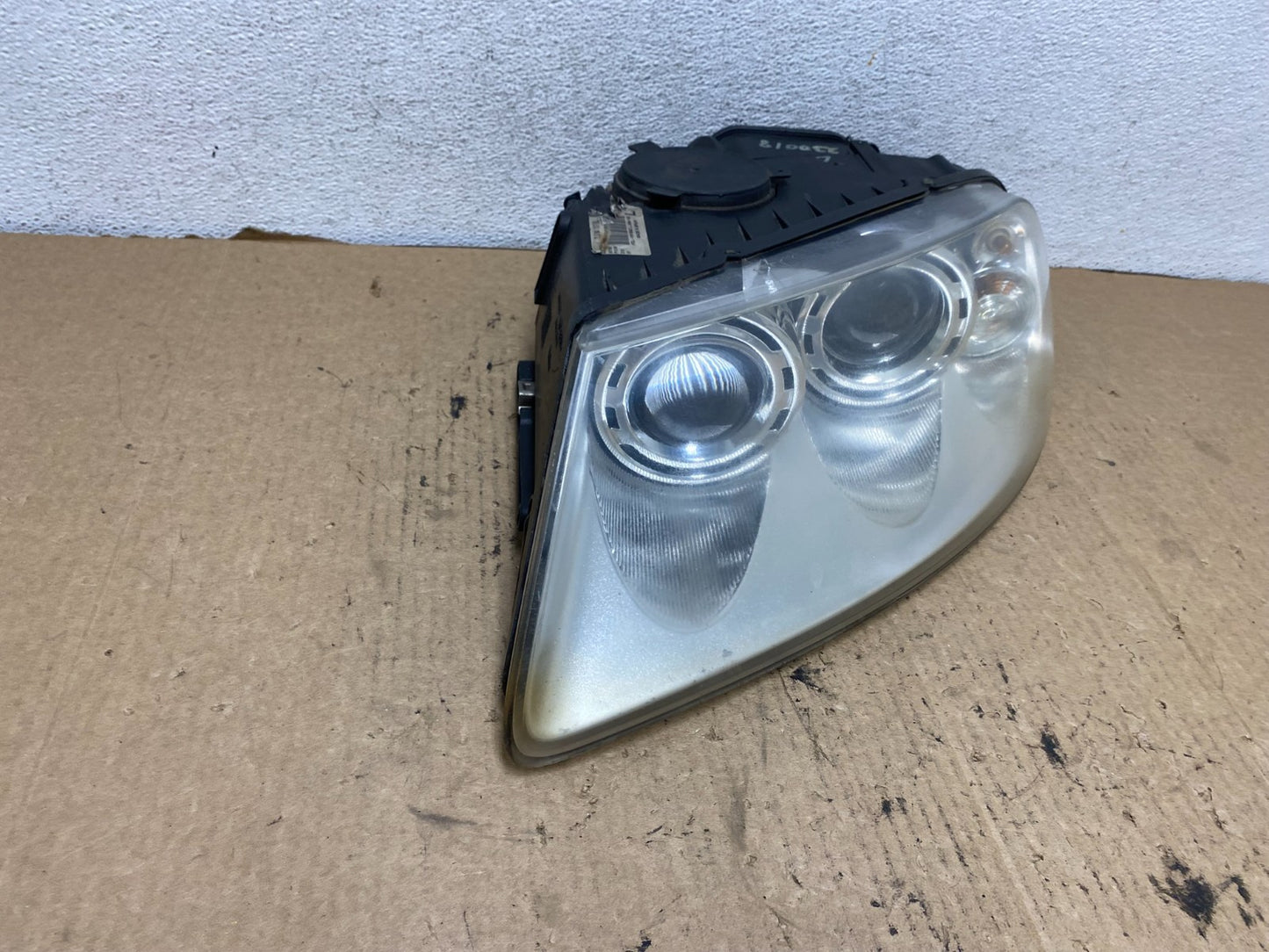 2004 to 2007 Volkswagen Touareg Left Driver Xenon Headlight AG2340 DW2