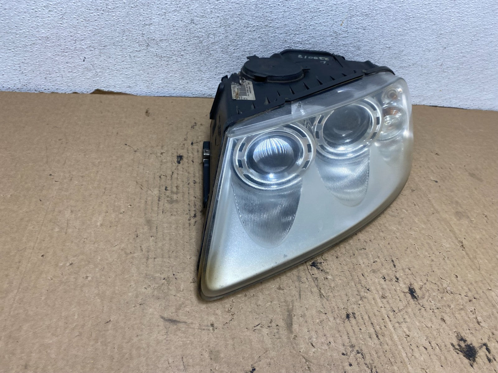 2004 to 2007 Volkswagen Touareg Left Driver Xenon Headlight AG2340 DW2