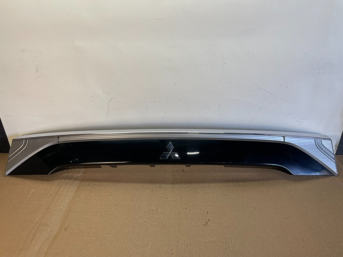 2014-2015 Mitsubishi Outlander Trunk Tailgate Liftgate Center Panel AG3161 DG0