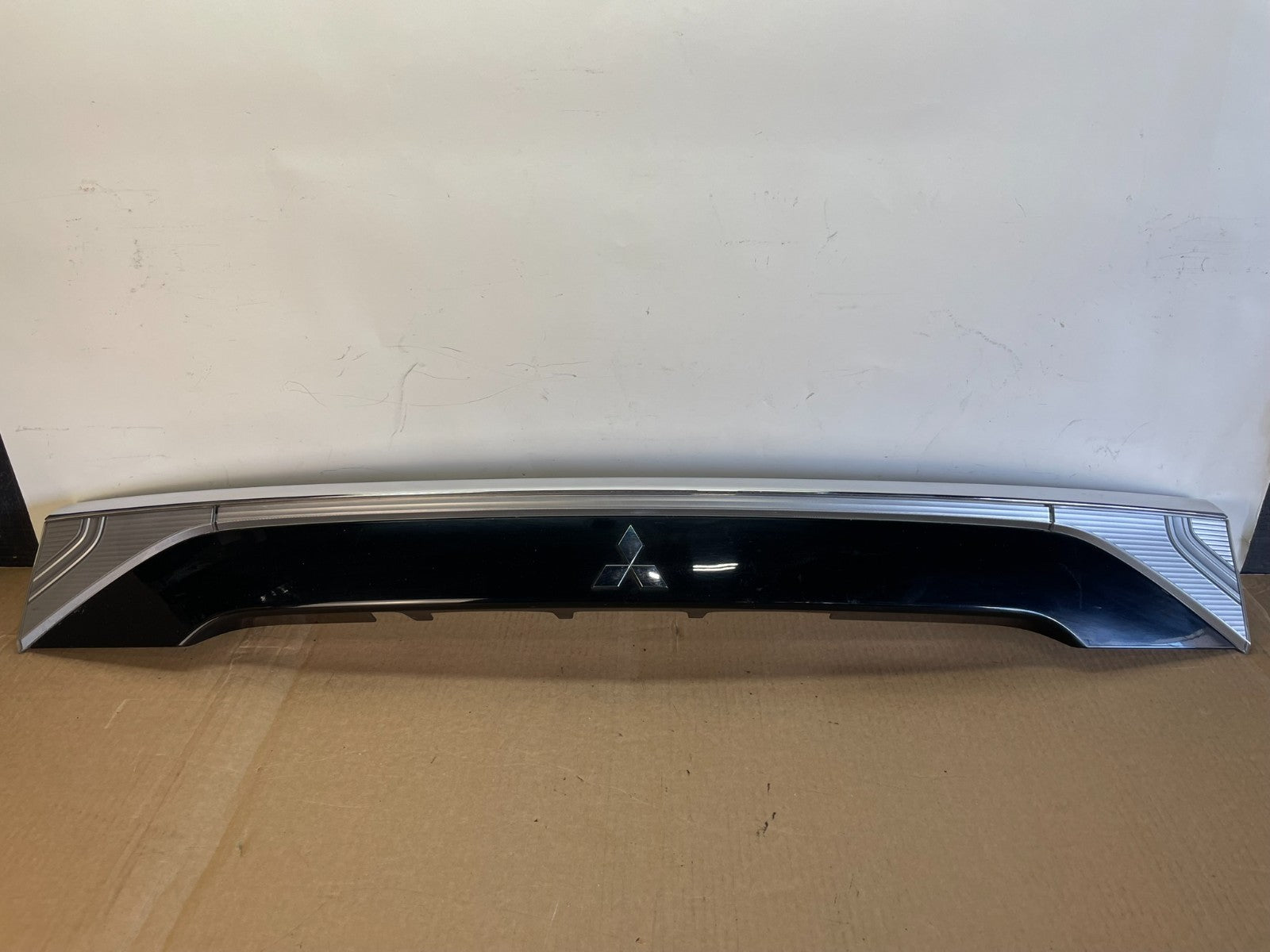 2014-2015 Mitsubishi Outlander Trunk Tailgate Liftgate Center Panel AG3161 DG0