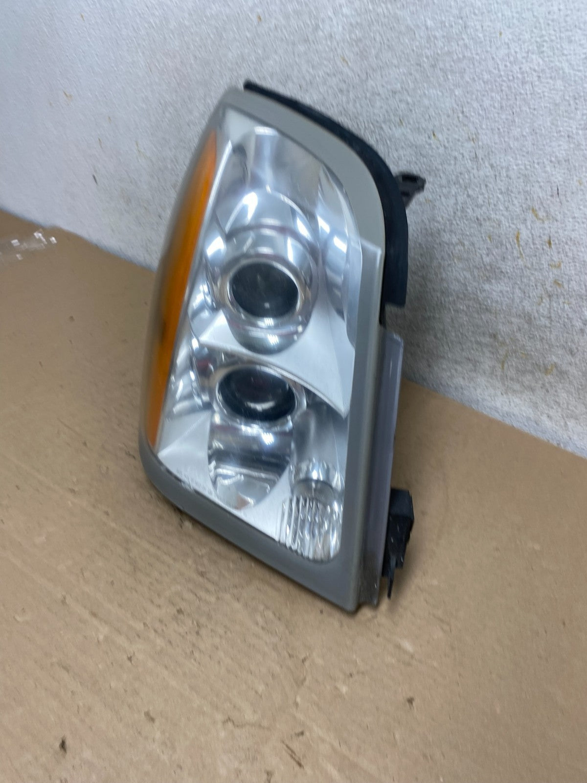 2004 to 2009 Cadillac SRX Right Passenger Side Halogen Headlight AH9476 DW1