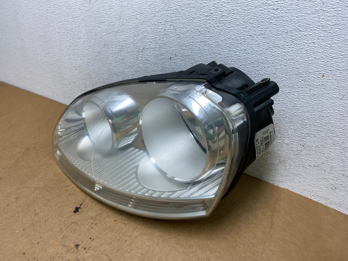 2005 to 2010 Volkswagen Jetta Left Driver LH Side Headlight Halogen AE3265 DW1