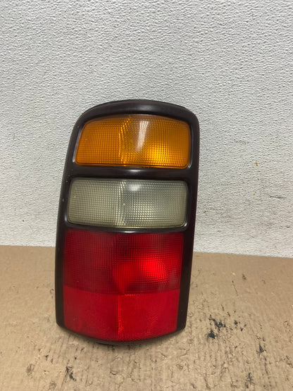2000 - 2006 Chevrolet Suburban Tahoe Yukon Left Driver LH Tail Light AF7220 LK0