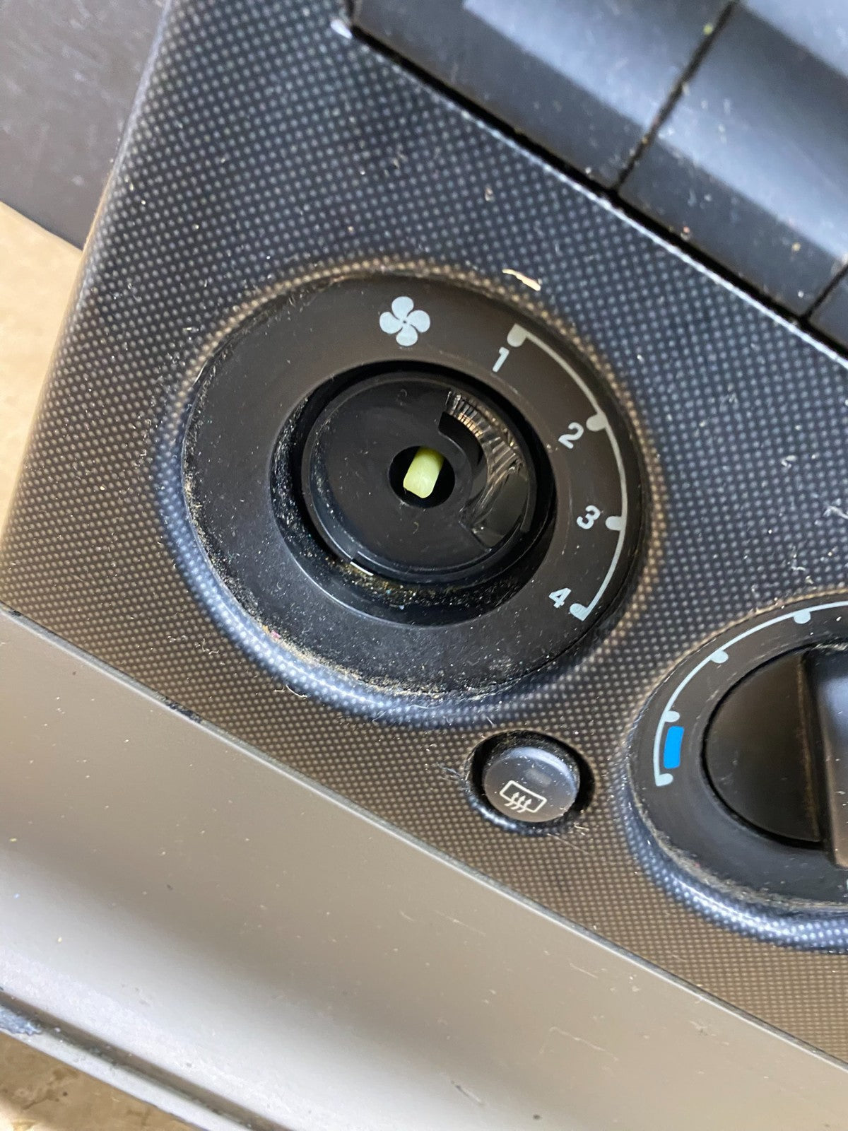 2006 - 2010 Ford Explorer Radio Heater Climate A/C Control Bezel  Trim Z4487 DG1