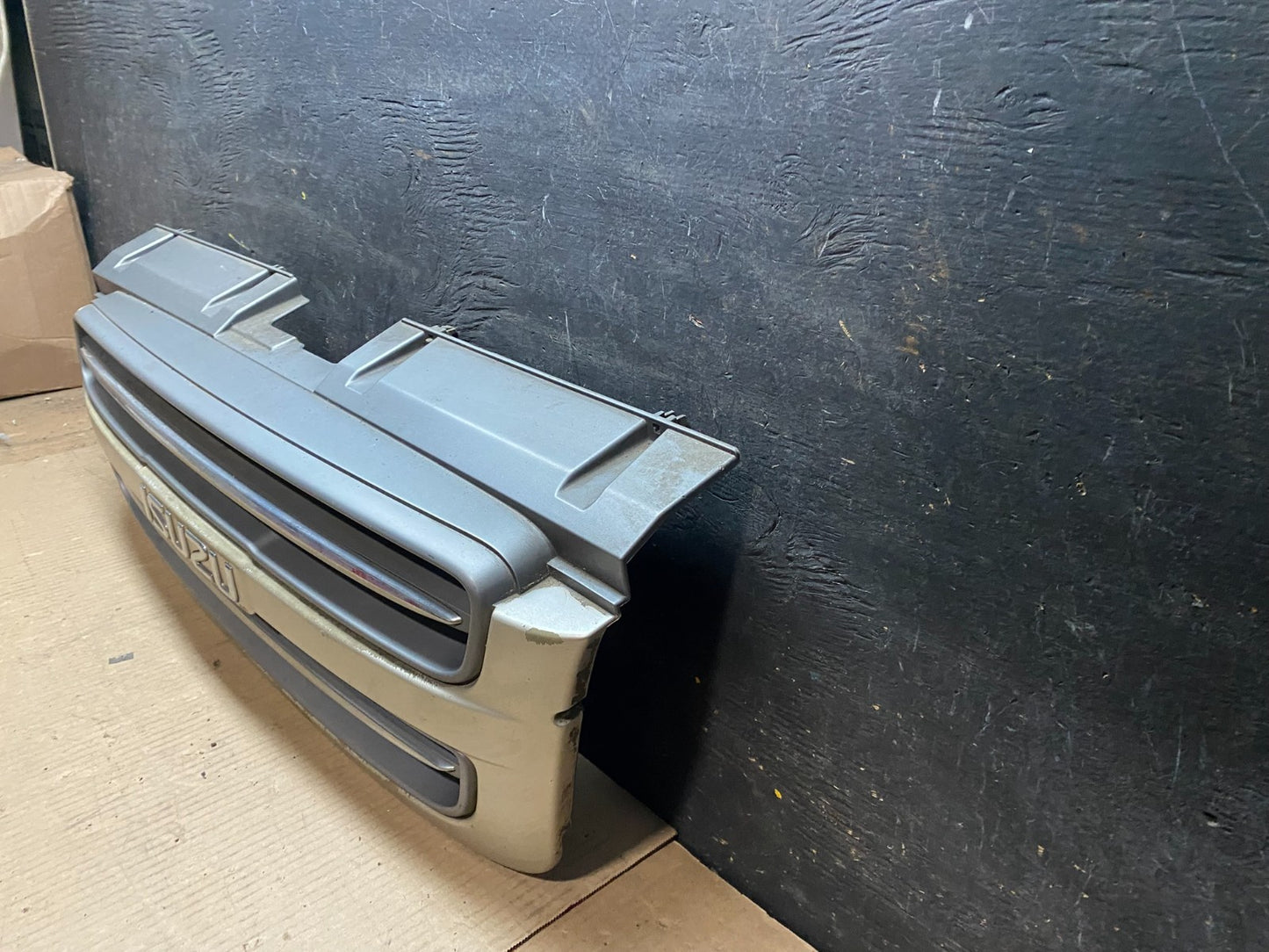 1998 1999 Isuzu Trooper Front Upper Grill Grille U7584 DG1