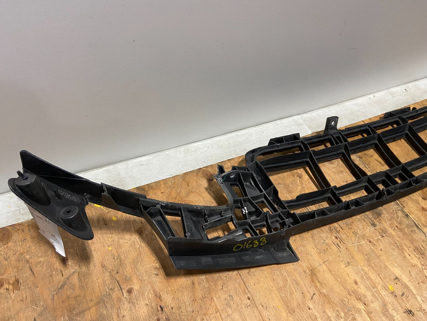 2009 2010 2011 Audi A6 Front Bumper Grille Bracket Retainer O16485