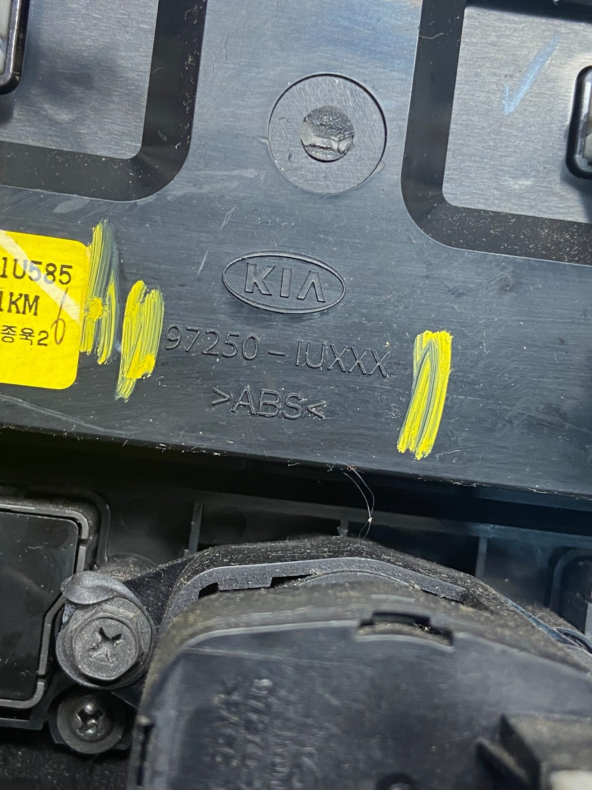 2014 2015 Kia Sorento Temp AC Climate Control Panel Trim 972501u585 P3431 DG7