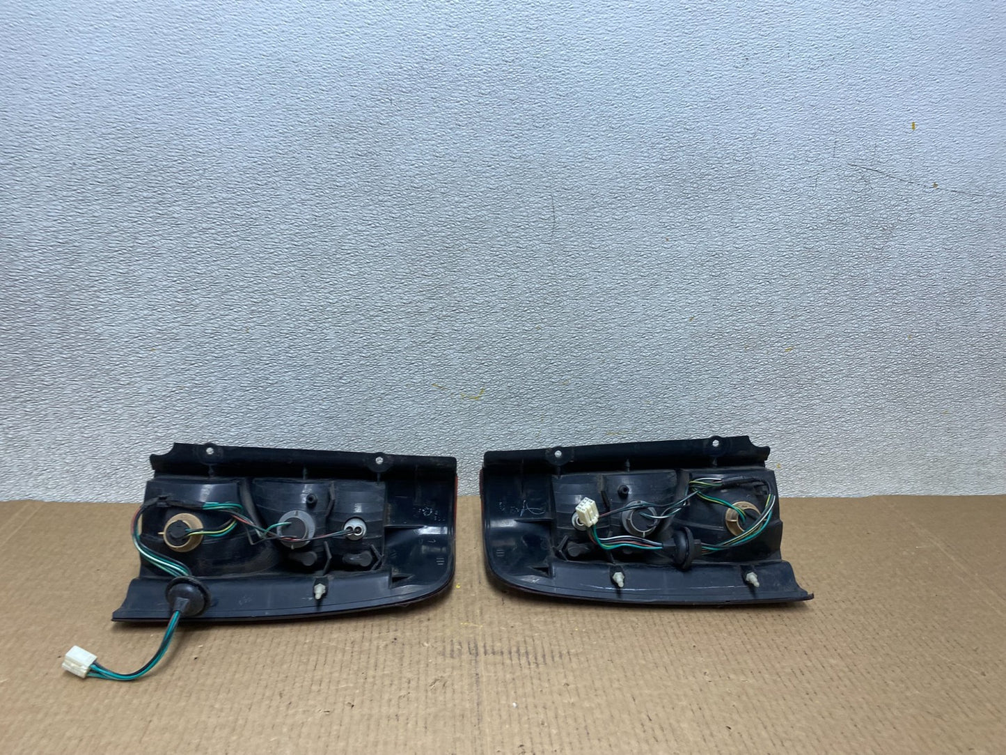 2002 2003 2004 Nissan Xterra Left+Right Side Tail Lights Oem W3865 DW9
