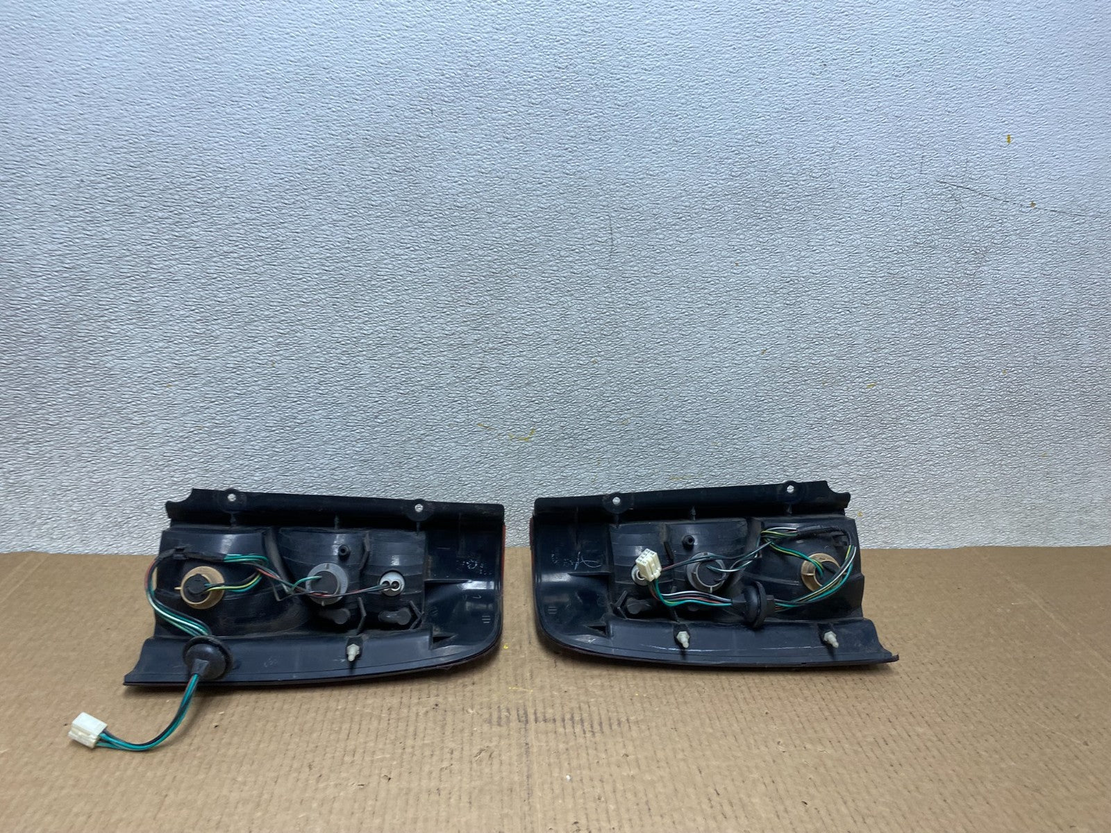 2002 2003 2004 Nissan Xterra Left+Right Side Tail Lights Oem W3865 DW9