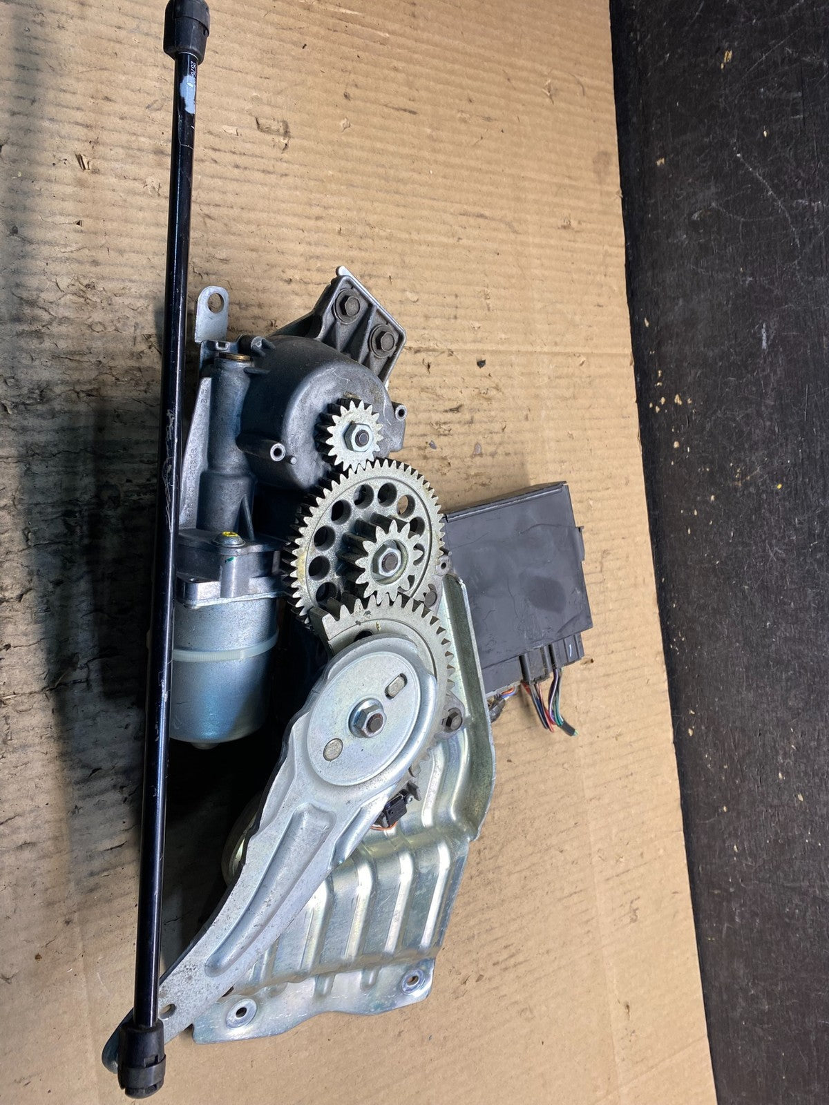 Cadillac Chevrolet Rear Trunk Liftgate Power Motor Actuator y1445 DG5